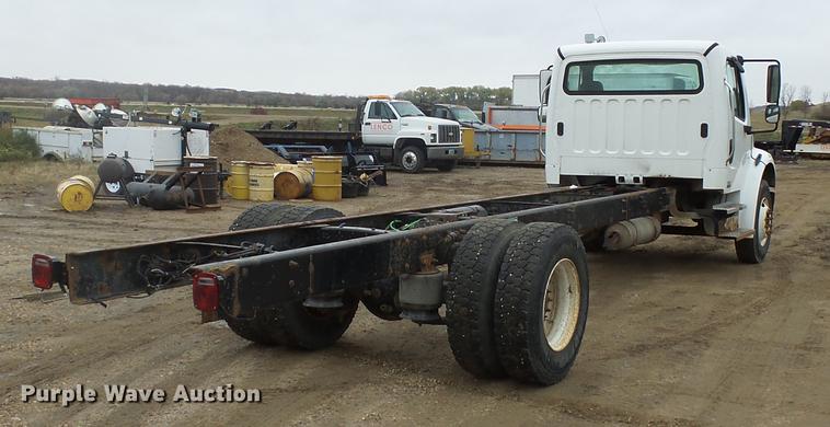 image for item DA3585 2005 Freightliner Business Class M2 truck cab and chassis