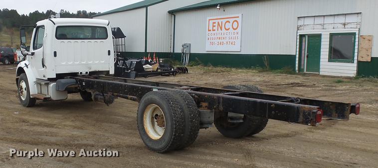 image for item DA3585 2005 Freightliner Business Class M2 truck cab and chassis