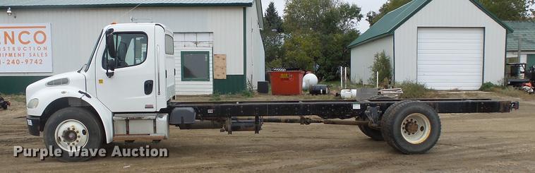 image for item DA3585 2005 Freightliner Business Class M2 truck cab and chassis