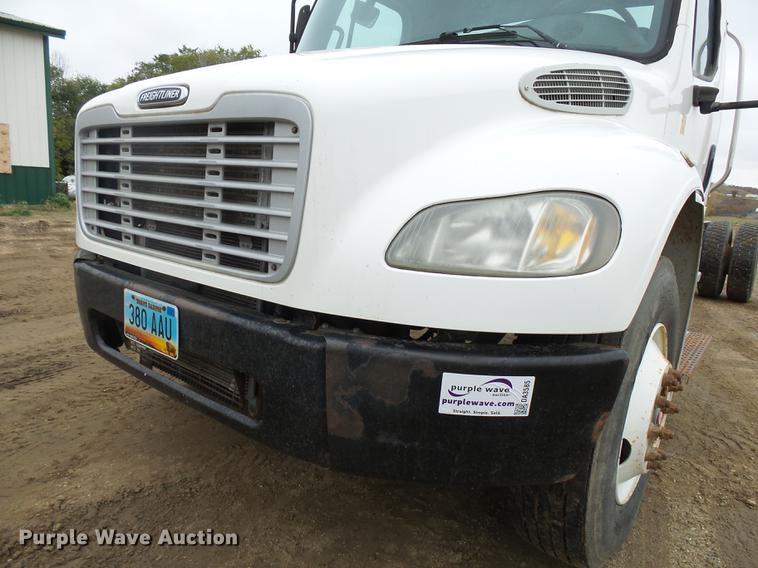 image for item DA3585 2005 Freightliner Business Class M2 truck cab and chassis