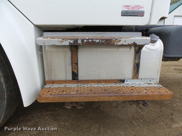 image for item DA3585 2005 Freightliner Business Class M2 truck cab and chassis