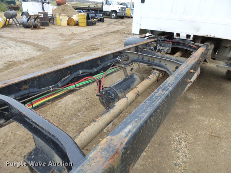 image for item DA3585 2005 Freightliner Business Class M2 truck cab and chassis