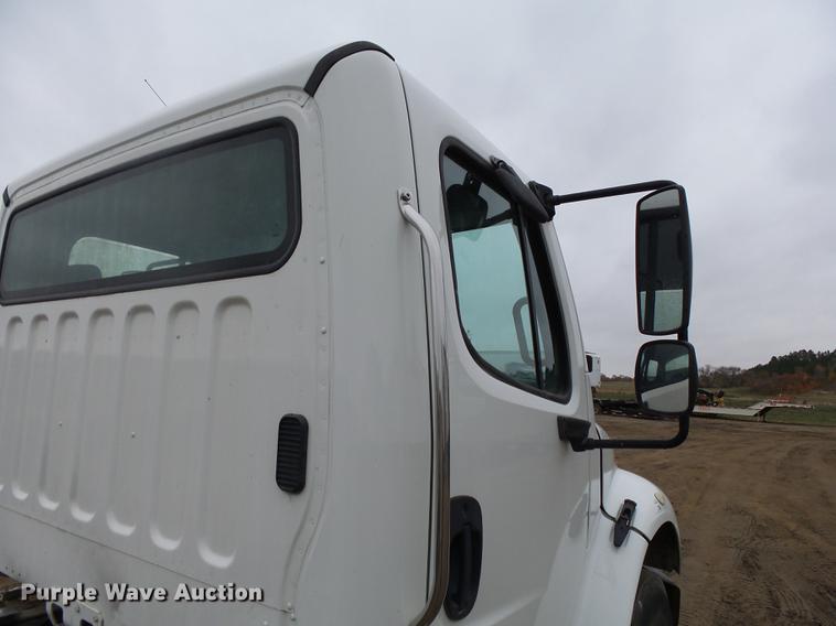 image for item DA3585 2005 Freightliner Business Class M2 truck cab and chassis