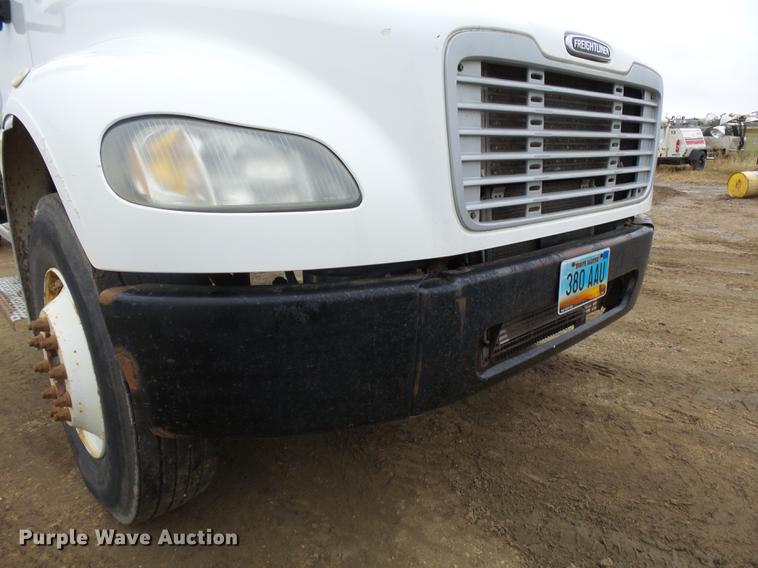 image for item DA3585 2005 Freightliner Business Class M2 truck cab and chassis
