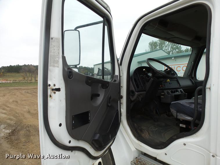 image for item DA3585 2005 Freightliner Business Class M2 truck cab and chassis