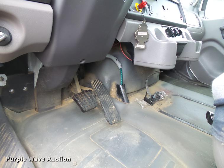 image for item DA3585 2005 Freightliner Business Class M2 truck cab and chassis