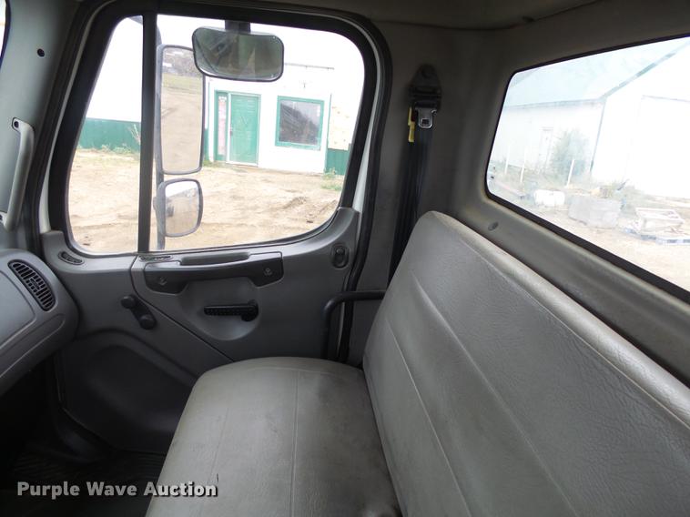 image for item DA3585 2005 Freightliner Business Class M2 truck cab and chassis