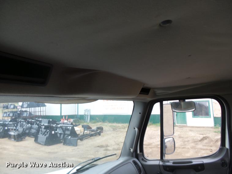 image for item DA3585 2005 Freightliner Business Class M2 truck cab and chassis