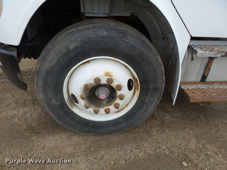 image for item DA3585 2005 Freightliner Business Class M2 truck cab and chassis