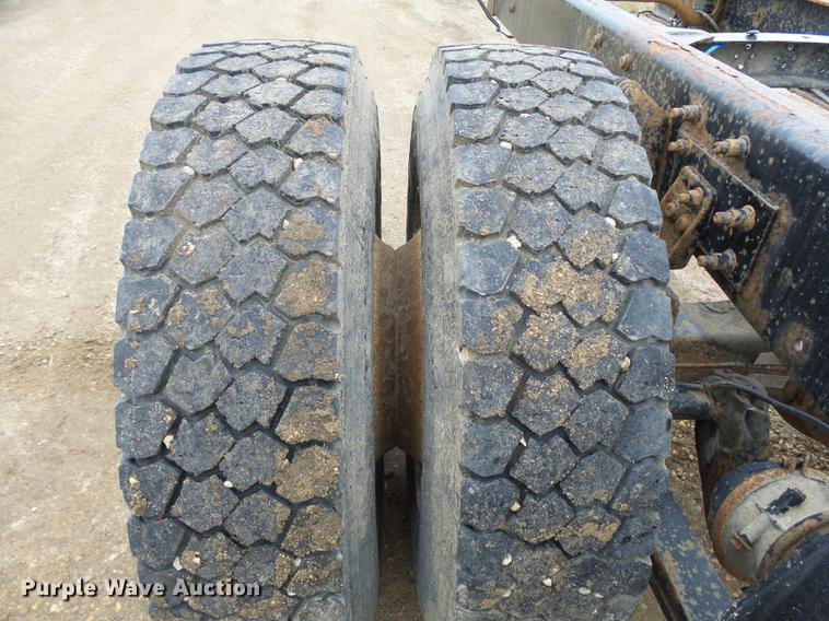 image for item DA3585 2005 Freightliner Business Class M2 truck cab and chassis