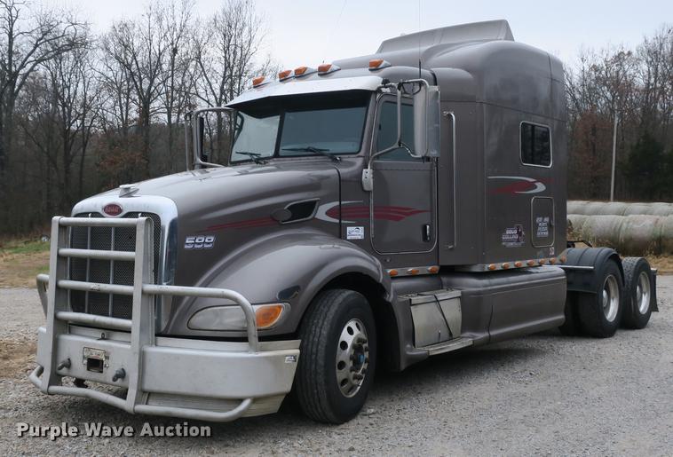 image for item DB8931 2007 Peterbilt 386 semi truck