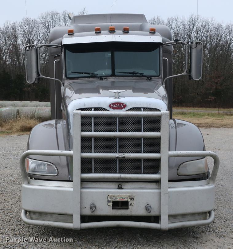 image for item DB8931 2007 Peterbilt 386 semi truck