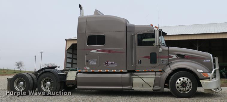 image for item DB8931 2007 Peterbilt 386 semi truck