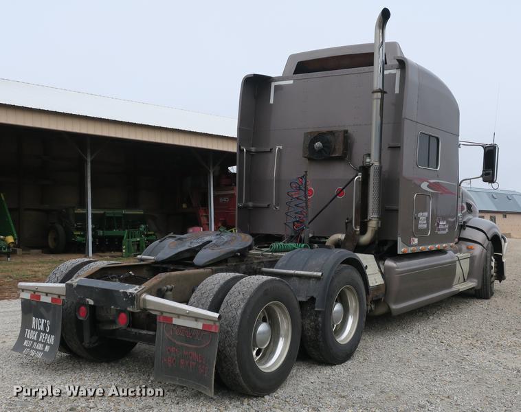 image for item DB8931 2007 Peterbilt 386 semi truck