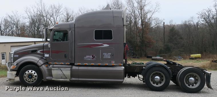 image for item DB8931 2007 Peterbilt 386 semi truck