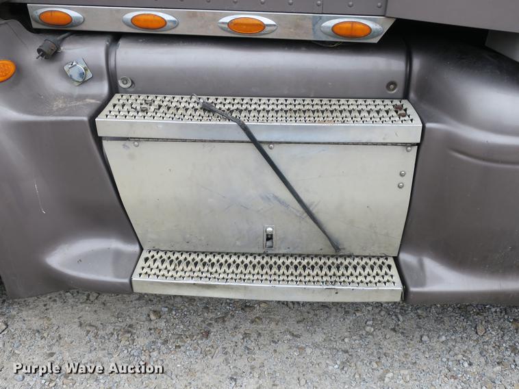 image for item DB8931 2007 Peterbilt 386 semi truck