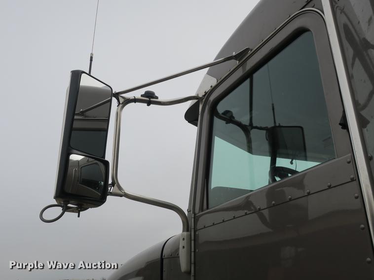 image for item DB8931 2007 Peterbilt 386 semi truck
