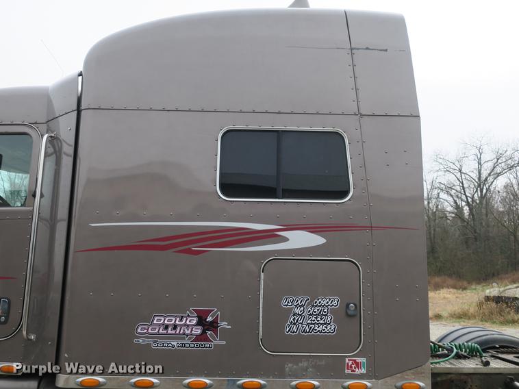 image for item DB8931 2007 Peterbilt 386 semi truck