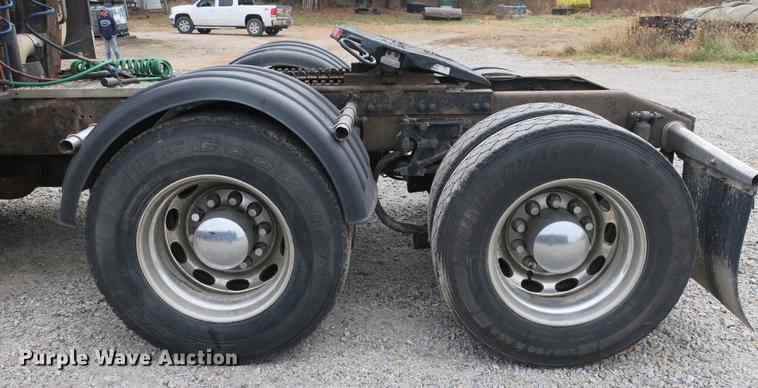 image for item DB8931 2007 Peterbilt 386 semi truck