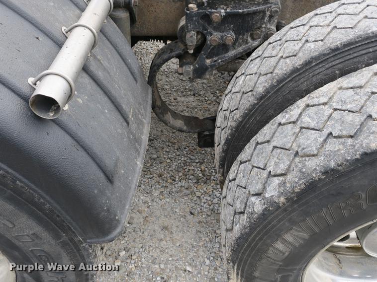 image for item DB8931 2007 Peterbilt 386 semi truck