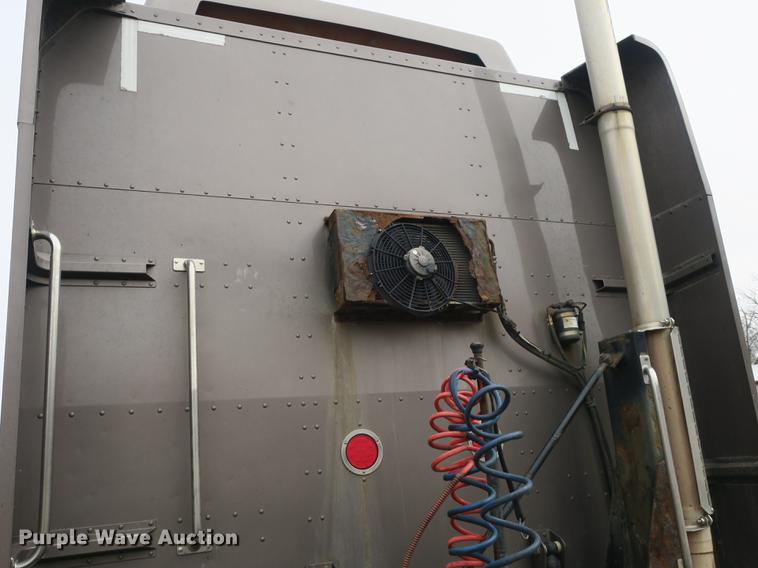 image for item DB8931 2007 Peterbilt 386 semi truck