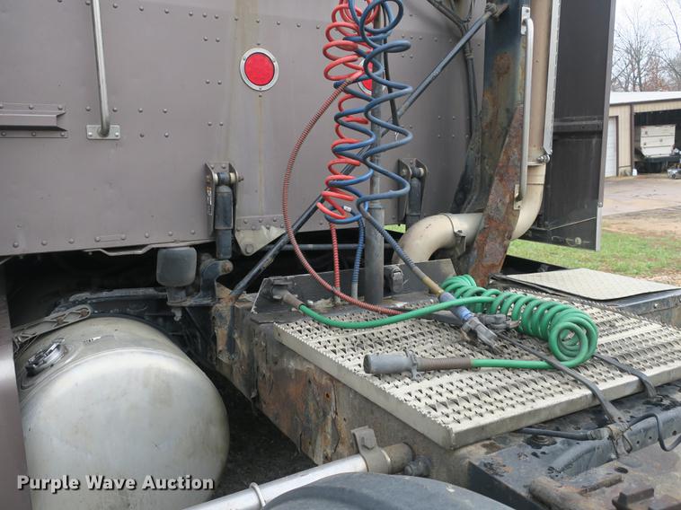 image for item DB8931 2007 Peterbilt 386 semi truck