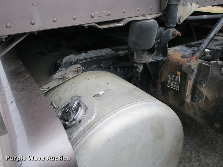 image for item DB8931 2007 Peterbilt 386 semi truck