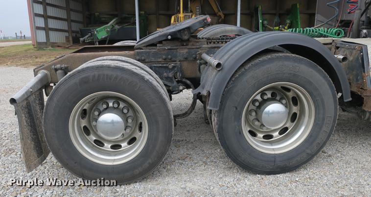 image for item DB8931 2007 Peterbilt 386 semi truck