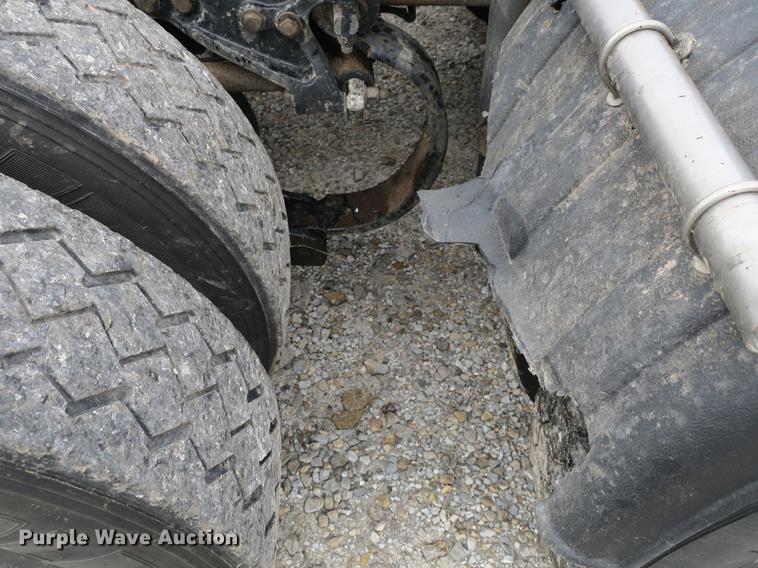 image for item DB8931 2007 Peterbilt 386 semi truck