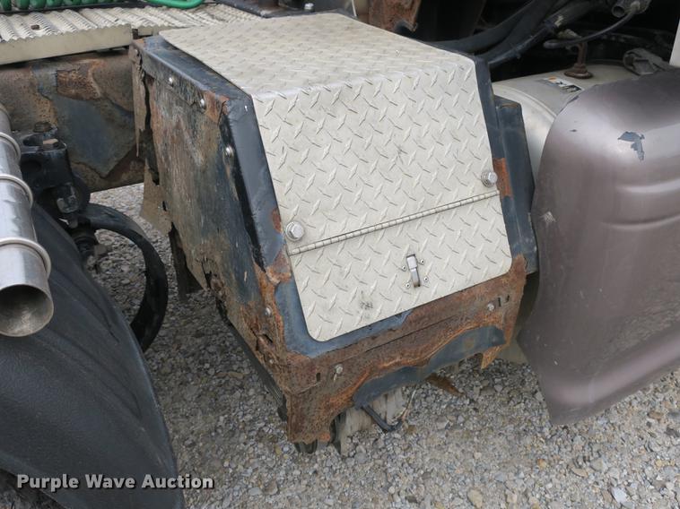 image for item DB8931 2007 Peterbilt 386 semi truck