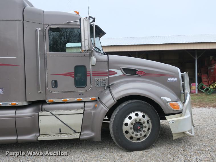 image for item DB8931 2007 Peterbilt 386 semi truck