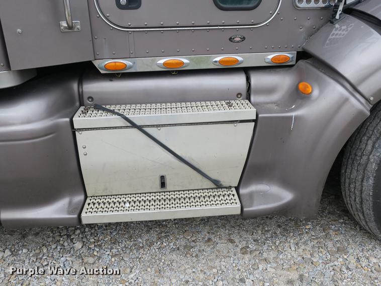 image for item DB8931 2007 Peterbilt 386 semi truck