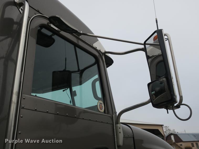 image for item DB8931 2007 Peterbilt 386 semi truck