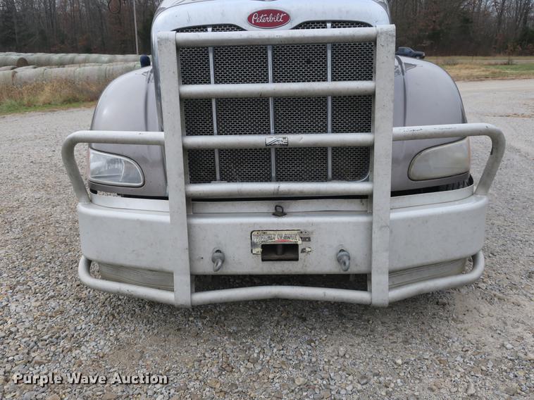 image for item DB8931 2007 Peterbilt 386 semi truck