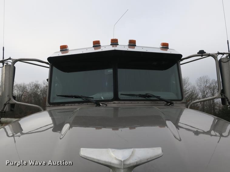 image for item DB8931 2007 Peterbilt 386 semi truck