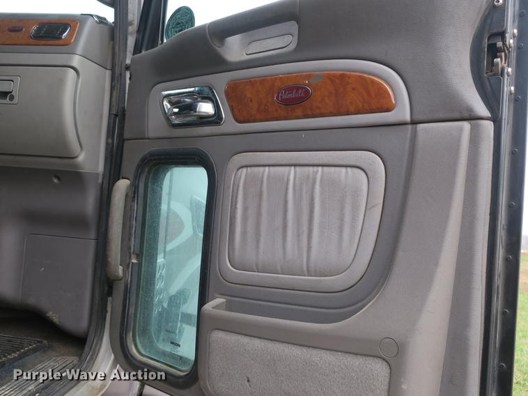 image for item DB8931 2007 Peterbilt 386 semi truck