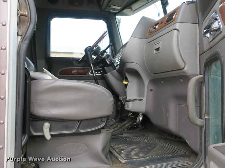 image for item DB8931 2007 Peterbilt 386 semi truck