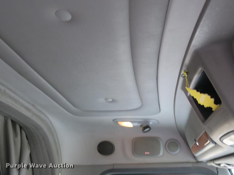 image for item DB8931 2007 Peterbilt 386 semi truck