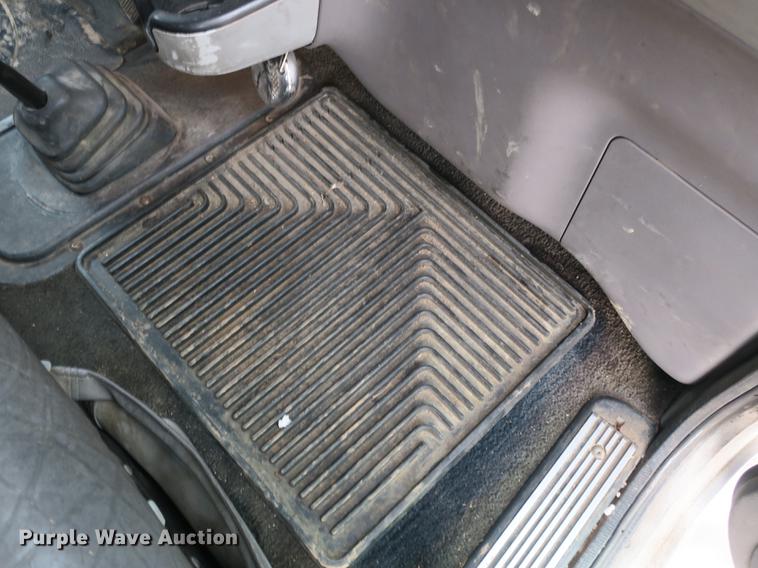 image for item DB8931 2007 Peterbilt 386 semi truck