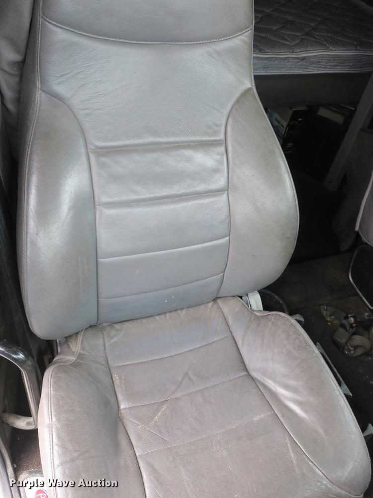 image for item DB8931 2007 Peterbilt 386 semi truck