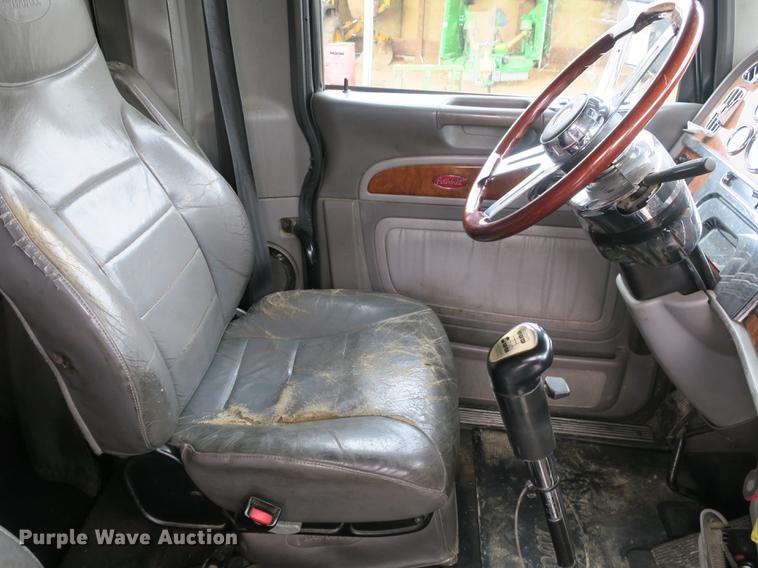 image for item DB8931 2007 Peterbilt 386 semi truck