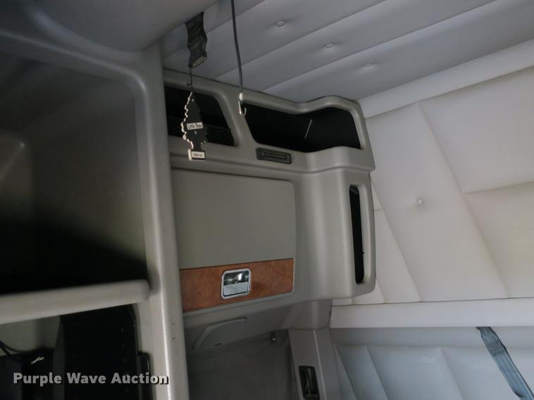 image for item DB8931 2007 Peterbilt 386 semi truck