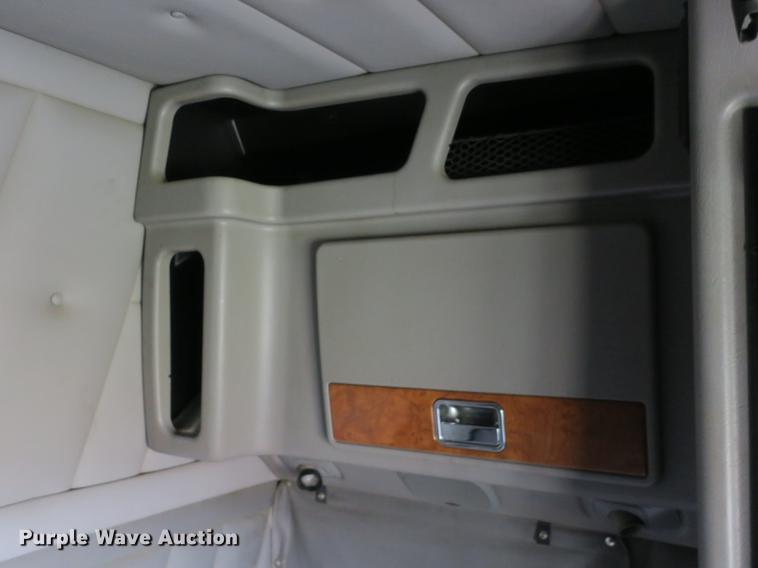 image for item DB8931 2007 Peterbilt 386 semi truck