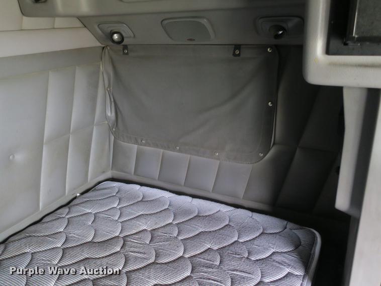 image for item DB8931 2007 Peterbilt 386 semi truck