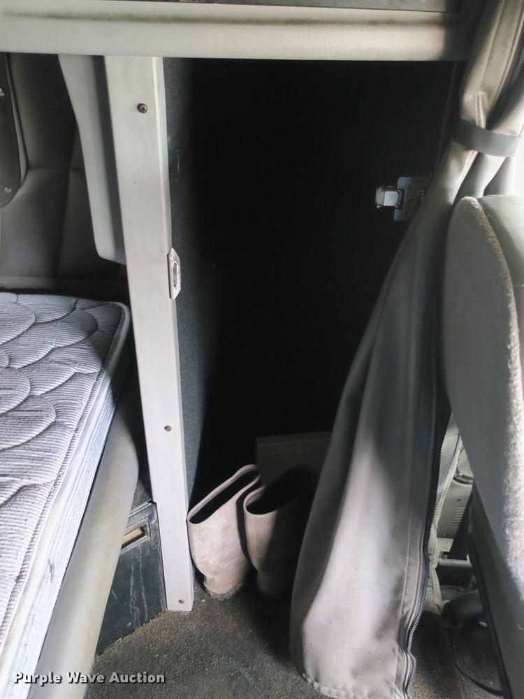 image for item DB8931 2007 Peterbilt 386 semi truck