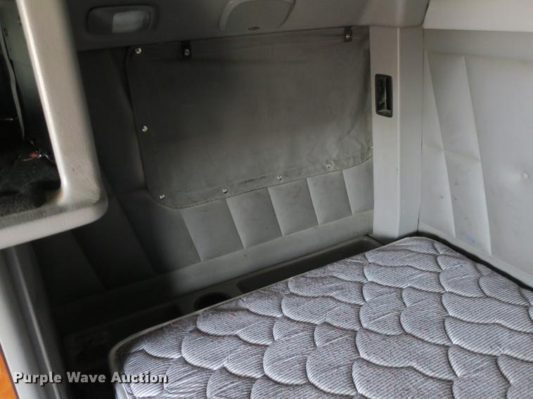 image for item DB8931 2007 Peterbilt 386 semi truck