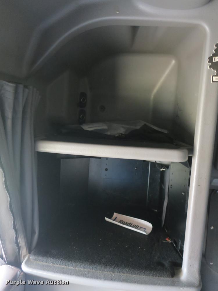 image for item DB8931 2007 Peterbilt 386 semi truck