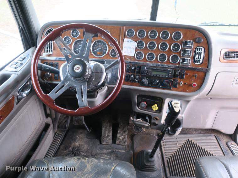 image for item DB8931 2007 Peterbilt 386 semi truck