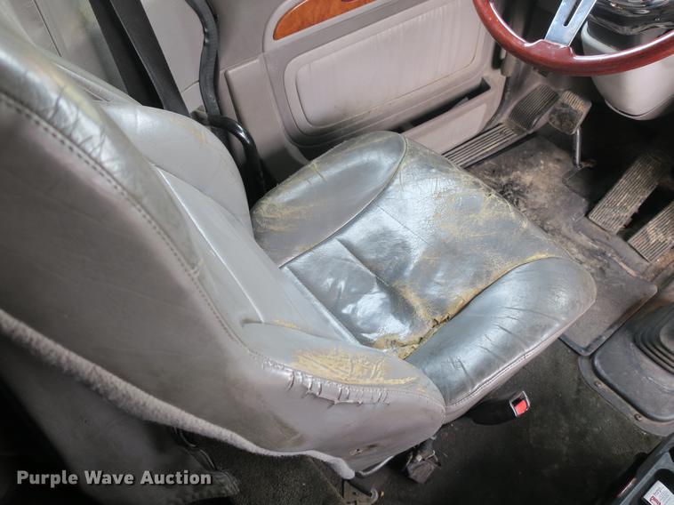 image for item DB8931 2007 Peterbilt 386 semi truck