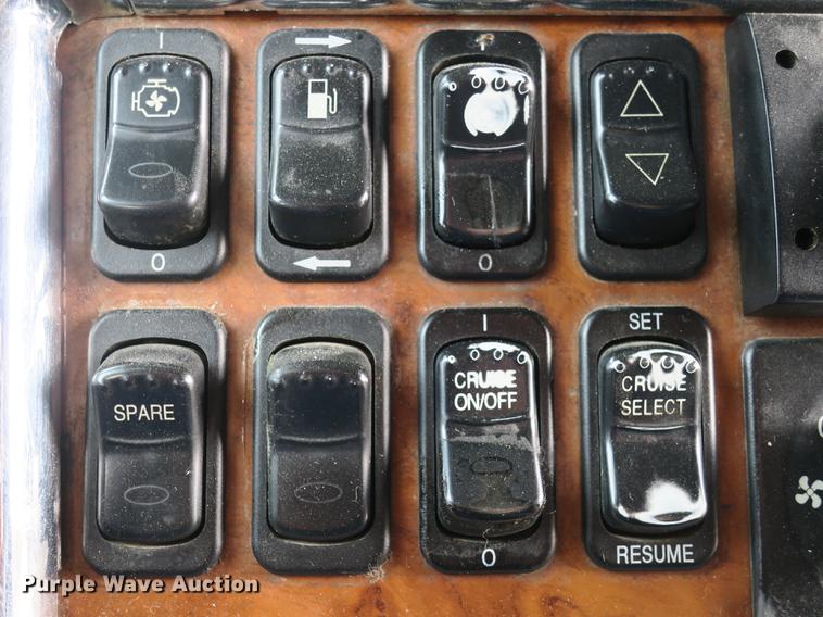 image for item DB8931 2007 Peterbilt 386 semi truck